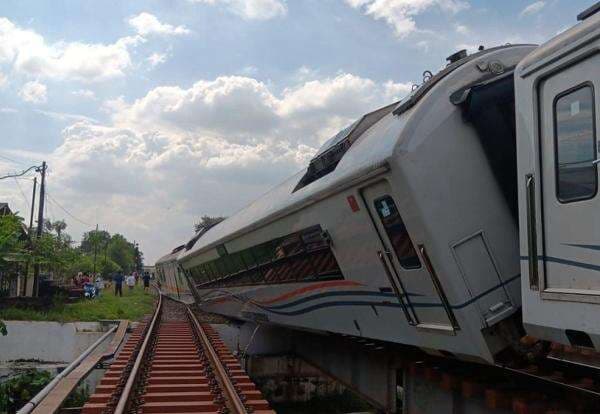 5 Fakta Anjloknya KA Purwojaya di Bekasi, Ratusan Penumpang Dievakuasi 5 Fakta Anjloknya KA Purwojaya di Bekasi, Ratusan Penumpang Dievakuasi