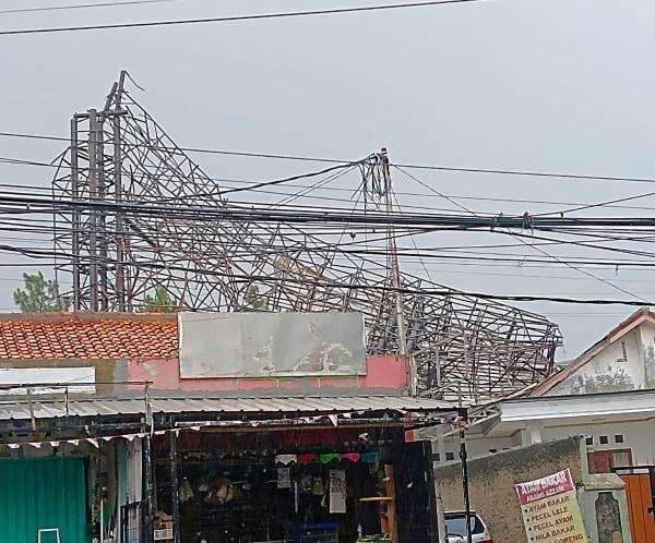 Hujan Badai Terjang Tangsel, Papan Reklame Roboh Timpa Rumah Hujan Badai Terjang Tangsel, Papan Reklame Roboh Timpa Rumah