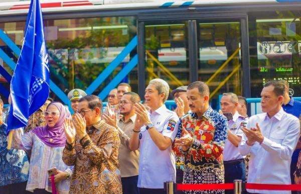 Antusias Warga Sambut Pengoperasian Bus Transjabodetabek Bogor - Blok M Antusias Warga Sambut Pengoperasian Bus Transjabodetabek Bogor - Blok M