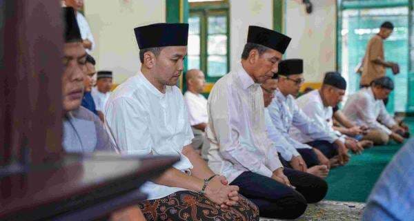 Dampingi Jokowi Sholat Jumat, Respati Ardi Mbrebes Mili Dampingi Jokowi Sholat Jumat, Respati Ardi Mbrebes Mili