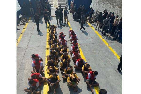 37 Narapidana Berisiko Tinggi dari 4 Lapas di Jatim Dipindahkan ke Nusakambangan 37 Narapidana Berisiko Tinggi dari 4 Lapas di Jatim Dipindahkan ke Nusakambangan