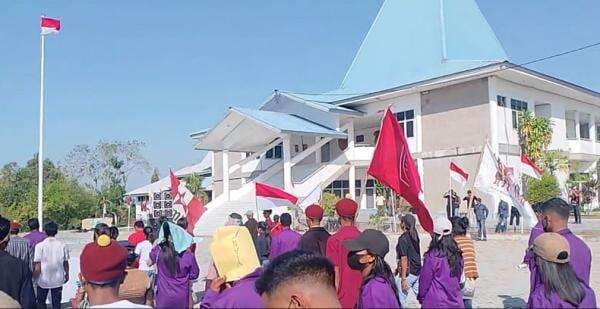 Demo ke DPRD, Aliansi Rakyat Sumba Bersatu Pertanyakan Moral Dewan, Hingga Skandal RSUD URM Demo ke DPRD, Aliansi Rakyat Sumba Bersatu Pertanyakan Moral Dewan, Hingga Skandal RSUD URM