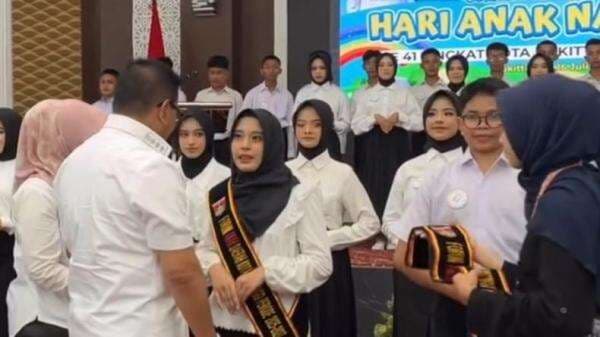 Wali Kota Bukittinggi Kukuhkan Duta Anak 2025, Ajak Anak Jadi Agen Perubahan Menuju Indonesia Emas Wali Kota Bukittinggi Kukuhkan Duta Anak 2025, Ajak Anak Jadi Agen Perubahan Menuju Indonesia Emas