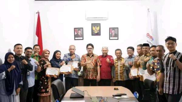 Kolaka Timur Raih Opini Tertinggi Pelayanan Publik 2024 dari Ombudsman RI Kolaka Timur Raih Opini Tertinggi Pelayanan Publik 2024 dari Ombudsman RI