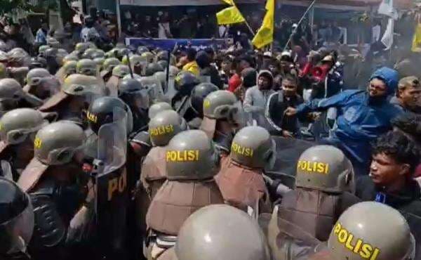 Demo di Depan DPRD Ternate Ricuh! Mahasiswa Bentrok dengan Polisi Demo di Depan DPRD Ternate Ricuh! Mahasiswa Bentrok dengan Polisi