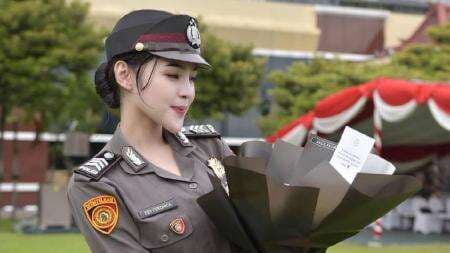 Polwan Cantik Eby Veronica Tachril Curi Perhatian, Dagu Lancip dan Suka Botox Polwan Cantik Eby Veronica Tachril Curi Perhatian, Dagu Lancip dan Suka Botox