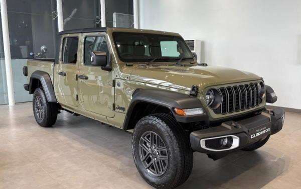 Jeep Gladiator Mengaspal di Indonesia Dibanderol Rp2,5 Miliaran Jeep Gladiator Mengaspal di Indonesia Dibanderol Rp2,5 Miliaran