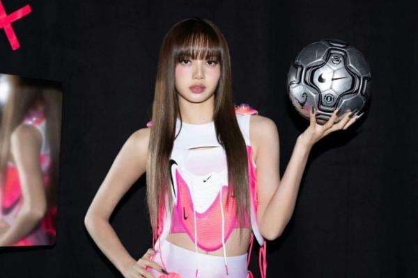 Video Latihan Lisa BLACKPINK di Piala Dunia 2026 Viral, Bikin Fans Tak Sabar Video Latihan Lisa BLACKPINK di Piala Dunia 2026 Viral, Bikin Fans Tak Sabar