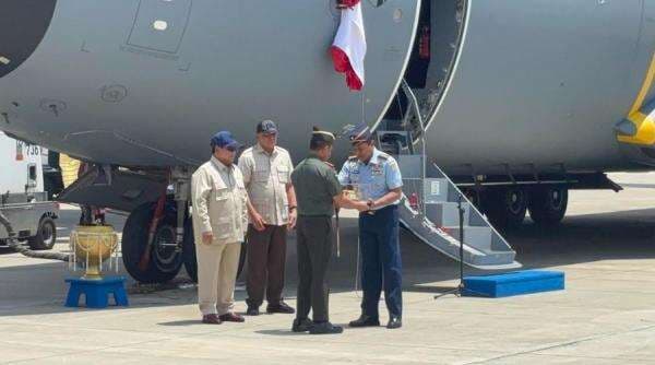 Momen Prabowo Serahkan Pesawat Militer Raksasa Airbus A400M ke Panglima TNI Momen Prabowo Serahkan Pesawat Militer Raksasa Airbus A400M ke Panglima TNI