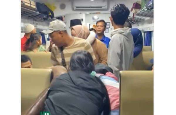 Viral, Momen Menegangkan Bayi Tersedak Hingga Tak Bisa Napas di KA Bengawan Viral, Momen Menegangkan Bayi Tersedak Hingga Tak Bisa Napas di KA Bengawan