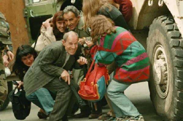 Ngerinya Perang Yugoslavia, Sniper Tembaki Warga Bosnia hanya untuk Bersenang-Senang Ngerinya Perang Yugoslavia, Sniper Tembaki Warga Bosnia hanya untuk Bersenang-Senang