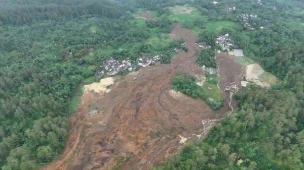 Longsor Besar Terjang Banjarnegara, Material Meluncur hingga 1 Kilometer Longsor Besar Terjang Banjarnegara, Material Meluncur hingga 1 Kilometer