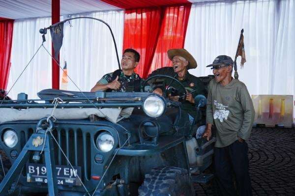 Ratusan Kendaraan Tua Dipamerkan saat Pesta Rakyat HUT ke-80 TNI di Monas Ratusan Kendaraan Tua Dipamerkan saat Pesta Rakyat HUT ke-80 TNI di Monas