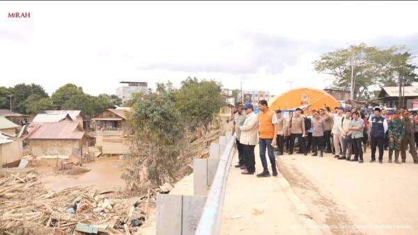 Momen Presiden Prabowo Cek Tumpukan Kayu yang Terbawa Banjir di Aceh Tamiang Momen Presiden Prabowo Cek Tumpukan Kayu yang Terbawa Banjir di Aceh Tamiang