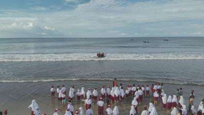 3 Hari Hilang di Laut, Siswi SD Ditemukan Meninggal Dunia 3 Hari Hilang di Laut, Siswi SD Ditemukan Meninggal Dunia