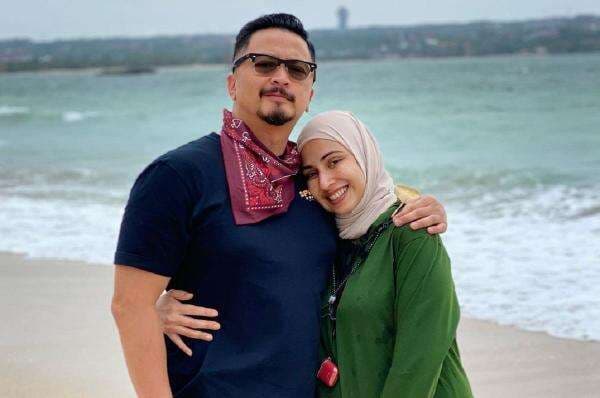 3 Rahasia Deswita Tetap Akur dengan Mantan Istri Ferry Maryadi 3 Rahasia Deswita Tetap Akur dengan Mantan Istri Ferry Maryadi