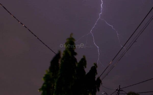 3 Warga Cileungsi Tersambar Petir saat Asyik Main Handphone 3 Warga Cileungsi Tersambar Petir saat Asyik Main Handphone