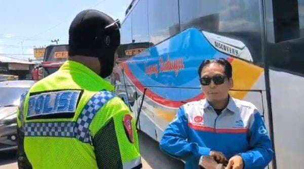 Bus Ngeblong Lawan Arus, Polisi Kejar di Tengah Macet di Jombang Bus Ngeblong Lawan Arus, Polisi Kejar di Tengah Macet di Jombang