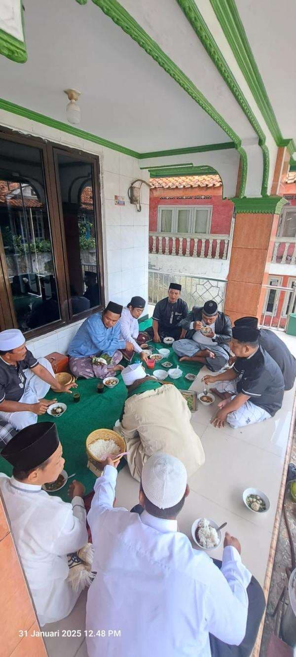 Tradisi Warga Cinangka Kabupaten Bogor, Cucurak Bakso Campur Nasi di Penghujung Bulan Rajab Tradisi Warga Cinangka Kabupaten Bogor, Cucurak Bakso Campur Nasi di Penghujung Bulan Rajab