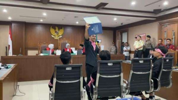Admin Gejayan Memanggil Pamer Ijazah UGM di Sidang Kasus Penghasutan Delpedro Cs Admin Gejayan Memanggil Pamer Ijazah UGM di Sidang Kasus Penghasutan Delpedro Cs