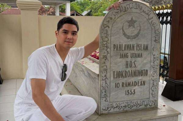 Viral Al Ghazali Ziarah ke Makam Pahlawan HOS Tjokroaminoto, Ini Fotonya! Viral Al Ghazali Ziarah ke Makam Pahlawan HOS Tjokroaminoto, Ini Fotonya!