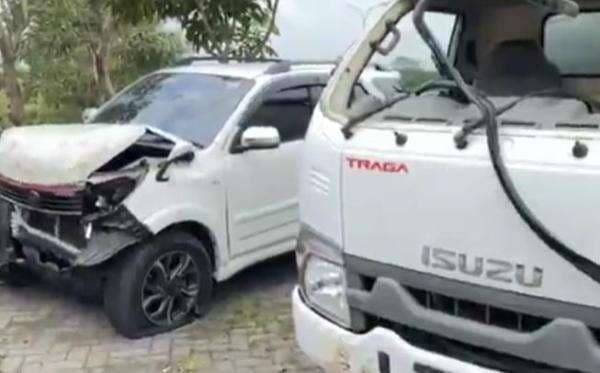 Ngeri! Begini Detik-Detik Truk Boks Tabrak Minibus di Tol Malang, Terekam Kamera Ngeri! Begini Detik-Detik Truk Boks Tabrak Minibus di Tol Malang, Terekam Kamera