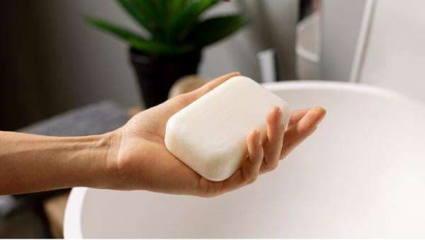 Sabun Batang vs Sabun Cair, Mana yang Bikin Kulit Sehat? Sabun Batang vs Sabun Cair, Mana yang Bikin Kulit Sehat?