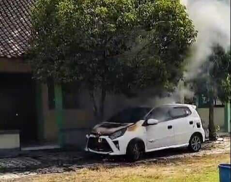 Geger! Mobil Terbakar di SMK Kosgoro 2 Sragen, Diduga akibat Korsleting Listrik Geger! Mobil Terbakar di SMK Kosgoro 2 Sragen, Diduga akibat Korsleting Listrik