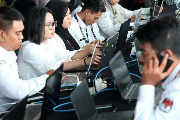 Real Time Monitoring: KPU Jatim Awasi Penghitungan Suara Pilkada Jatim Real Time Monitoring: KPU Jatim Awasi Penghitungan Suara Pilkada Jatim