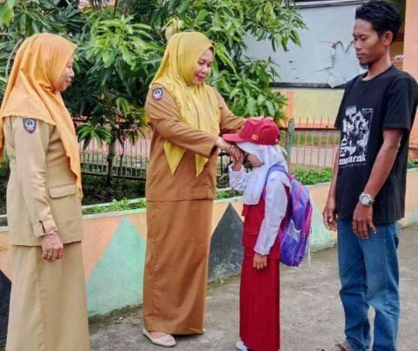 Hari Pertama Sekolah di Sinjai, Ayah Mengantar Anak Menjadi Momen Spesial Hari Pertama Sekolah di Sinjai, Ayah Mengantar Anak Menjadi Momen Spesial
