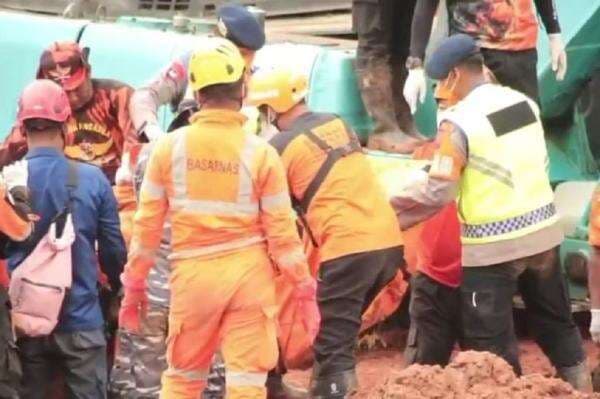 Operasi SAR Longsor Cilacap, Satbrimob Polda Jateng Temukan 2 Korban Tewas Operasi SAR Longsor Cilacap, Satbrimob Polda Jateng Temukan 2 Korban Tewas