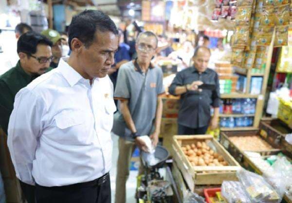 Mentan Sidak ke Pasar Tebet Jaksel, Temukan Minyakita Dijual di Atas HET Mentan Sidak ke Pasar Tebet Jaksel, Temukan Minyakita Dijual di Atas HET