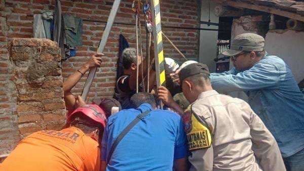 Pemuda di Jombang Ceburkan Diri ke Sumur, Berontak Dievakuasi Seperti Kesurupan Pemuda di Jombang Ceburkan Diri ke Sumur, Berontak Dievakuasi Seperti Kesurupan