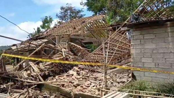 Ledakan Dahsyat di Pacitan, 3 Rumah Hancur 5 Warga Terluka Ledakan Dahsyat di Pacitan, 3 Rumah Hancur 5 Warga Terluka