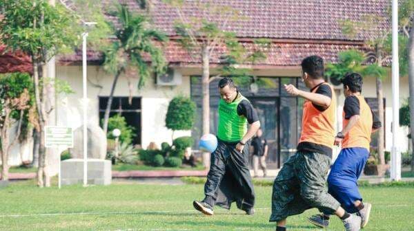 Wartawan Vs Polisi di Jombang Sepak Bola Pakai Sarung, Penonton Riuh Wartawan Vs Polisi di Jombang Sepak Bola Pakai Sarung, Penonton Riuh