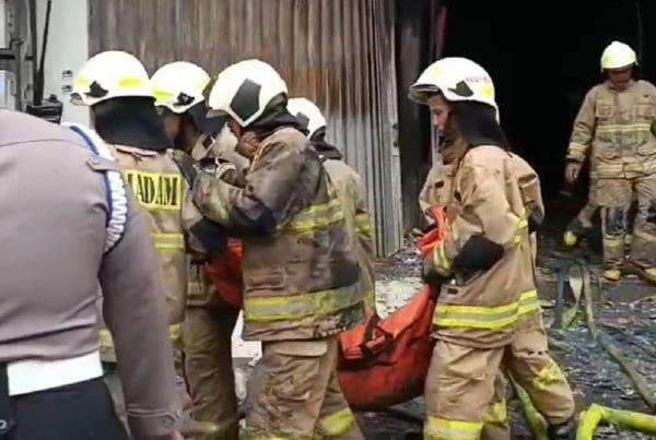 22 Korban Tewas Kebakaran Gedung di Kemayoran Dievakuasi, 7 Laki-laki dan 15 Perempuan 22 Korban Tewas Kebakaran Gedung di Kemayoran Dievakuasi, 7 Laki-laki dan 15 Perempuan