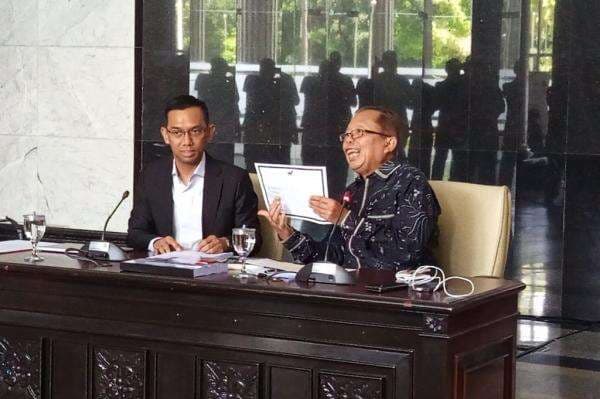 Dituding Punya Ijazah Palsu, Hakim MK Arsul Sani Perlihatkan Dokumen Asli Dituding Punya Ijazah Palsu, Hakim MK Arsul Sani Perlihatkan Dokumen Asli
