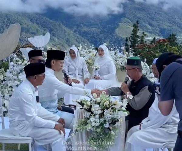 Viral, Pasangan Pengantin Ini Gelar Prosesi Akad Nikah Berlatar Gunung Kinabalu Viral, Pasangan Pengantin Ini Gelar Prosesi Akad Nikah Berlatar Gunung Kinabalu