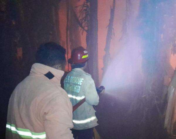 Gudang Rongsokan di Probolinggo Terbakar, Korban Mengalami Kerugian Hingga Puluhan Juta Gudang Rongsokan di Probolinggo Terbakar, Korban Mengalami Kerugian Hingga Puluhan Juta