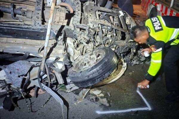 Kecelakaan Maut Ambulans Tabrak Truk Trailer di Tol Pekanbaru-Dumai, 3 Penumpang Tewas Kecelakaan Maut Ambulans Tabrak Truk Trailer di Tol Pekanbaru-Dumai, 3 Penumpang Tewas