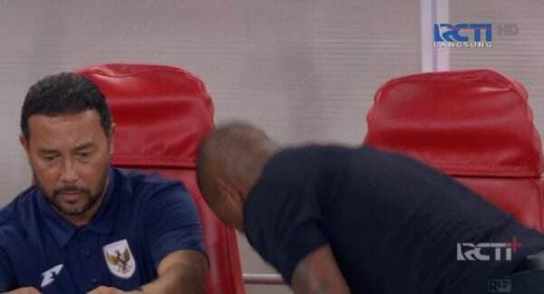 Patrick Kluivert Ngamuk Timnas Indonesia Gagal Lolos Piala Dunia 2026 Usai Kalah 0-1 dari Irak: Pukul Bench! Patrick Kluivert Ngamuk Timnas Indonesia Gagal Lolos Piala Dunia 2026 Usai Kalah 0-1 dari Irak: Pukul Bench!