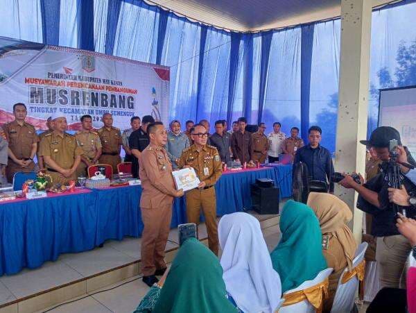 Camat Barusman: 13 Kampung Sepakat Usulkan Pembangunan Kantor Kecamatan Umpu Semenguk Camat Barusman: 13 Kampung Sepakat Usulkan Pembangunan Kantor Kecamatan Umpu Semenguk