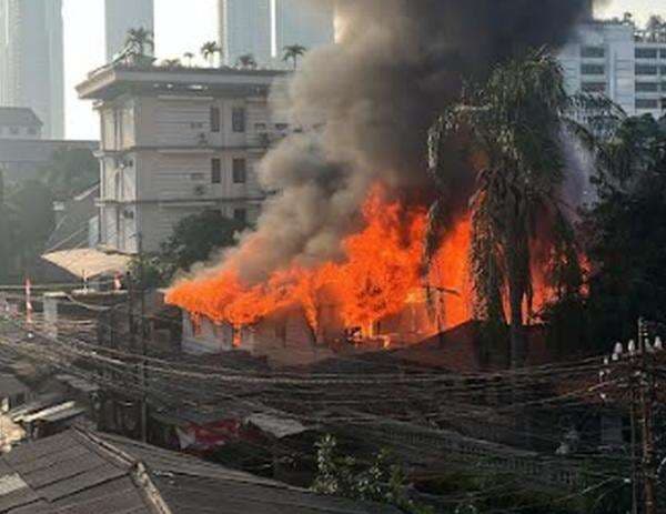 Kebakaran Rumah Kontrakan di Jaksel Diduga Akibat Tabung Gas Bocor Kebakaran Rumah Kontrakan di Jaksel Diduga Akibat Tabung Gas Bocor