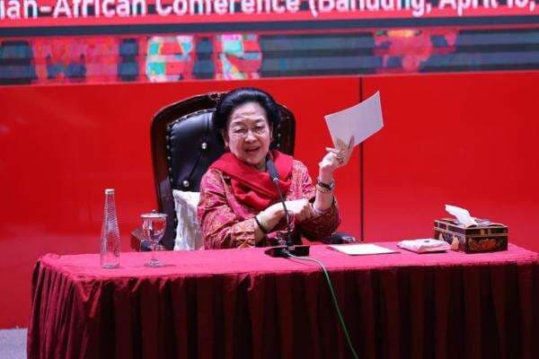 Megawati Minta Relawan Kesehatan PDIP Tak Pilih-Pilih saat Menolong Orang Megawati Minta Relawan Kesehatan PDIP Tak Pilih-Pilih saat Menolong Orang