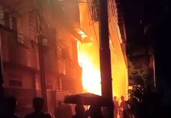 Rumah di Tamansari Terbakar Hebat saat Hujan Deras, 6 Unit Damkar Dikerahkan Rumah di Tamansari Terbakar Hebat saat Hujan Deras, 6 Unit Damkar Dikerahkan