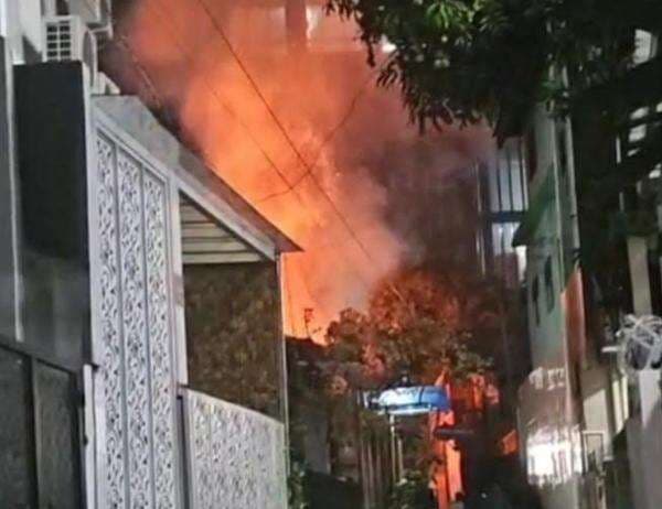 Kebakaran Hebat Melahap Warteg di Tebet Jaksel Kebakaran Hebat Melahap Warteg di Tebet Jaksel