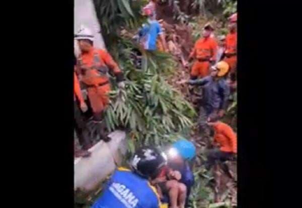 Tebing 4 Meter Longsor Timbun 2 Bocah Kakak Adik di Bogor, Begini Kondisinya Tebing 4 Meter Longsor Timbun 2 Bocah Kakak Adik di Bogor, Begini Kondisinya