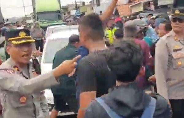 Banjir Rob Tak Kunjung Diatasi, Warga Eretan Indramayu Blokade Jalur Pantura Banjir Rob Tak Kunjung Diatasi, Warga Eretan Indramayu Blokade Jalur Pantura