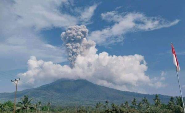 Gunung Lewotobi Laki-laki di Flores Timur Kembali Erupsi, Kolom Abu Capai 1500 Meter Gunung Lewotobi Laki-laki di Flores Timur Kembali Erupsi, Kolom Abu Capai 1500 Meter