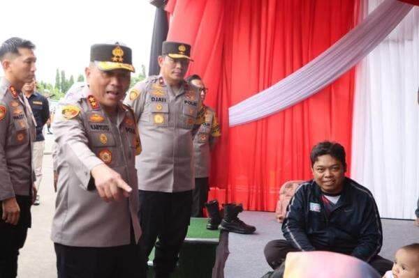 Lihat Sekeluarga dengan 2 Balita Mudik Naik Motor ke Pemalang, Kapolda Metro Terharu Menahan Tangis Lihat Sekeluarga dengan 2 Balita Mudik Naik Motor ke Pemalang, Kapolda Metro Terharu Menahan Tangis